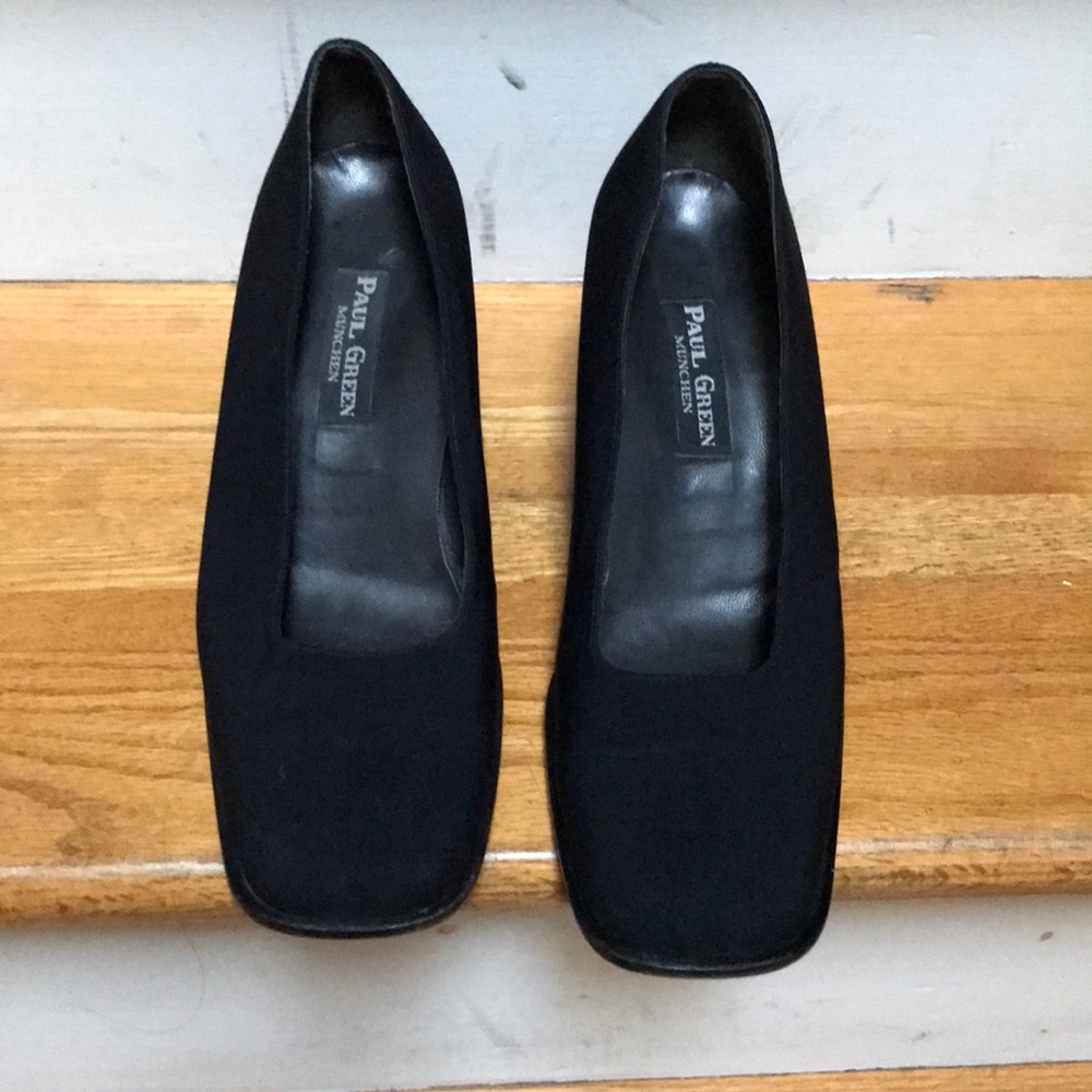 Black fabric pump